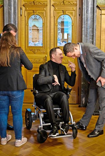 Eine Szene aus dem Bundeshau: Islam Alijaj ins Gespräch vertieft.