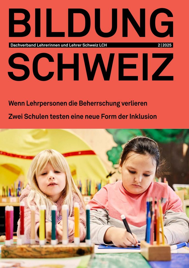 Das Cover der 2. Ausgabe 2025 von Bildung Schweiz zeigt zwei Mädchen, die an einem Tisch sitzen und mit Stiften arbeiten.