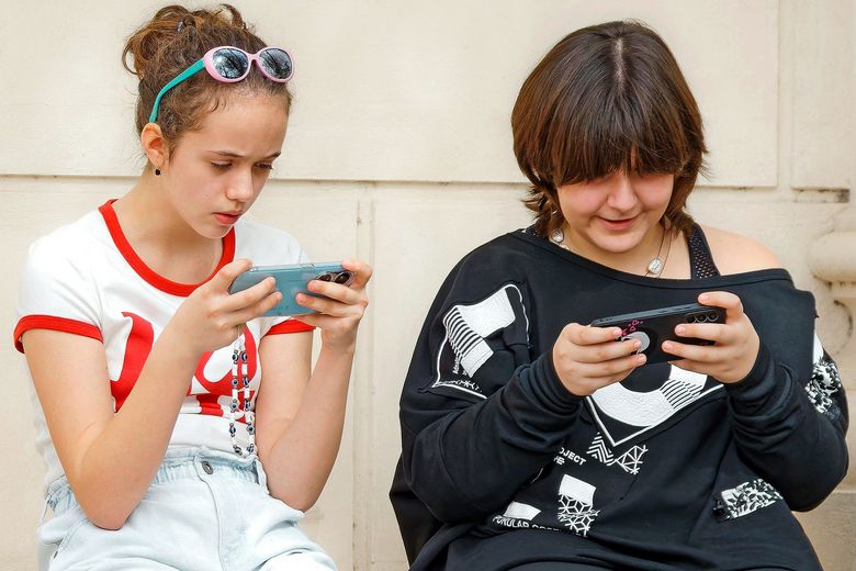 Zwei Mädchen nutzen ihre Smartphones