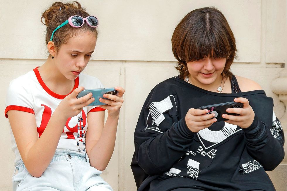 Zwei Mädchen nutzen ihre Smartphones