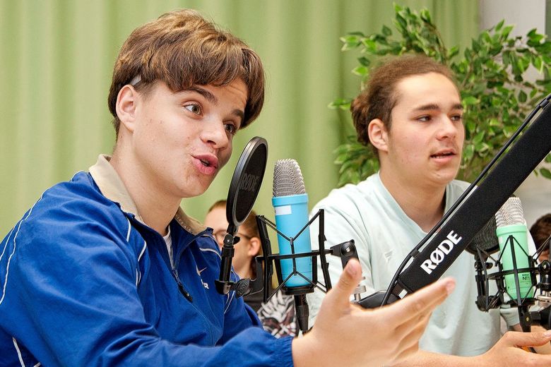 Ein Schüler interviewt für seinen Podcast einen Gesprächspartner.