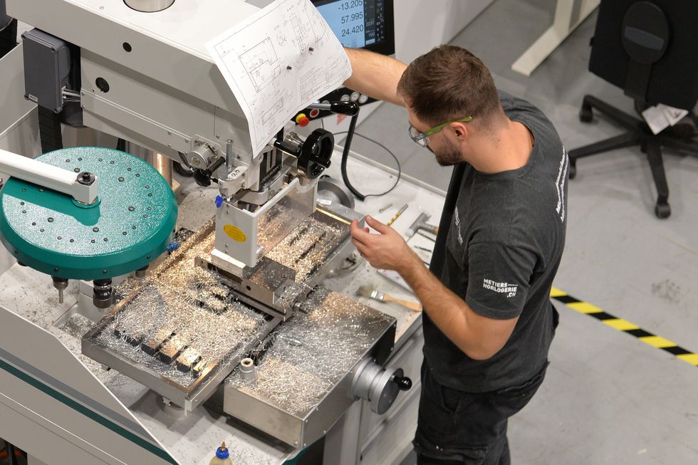 Ein Polymechaniker bei der Arbeit. (Foto: Claudia Baumberger) Ein Polymechaniker arbeitet an einer Maschine.