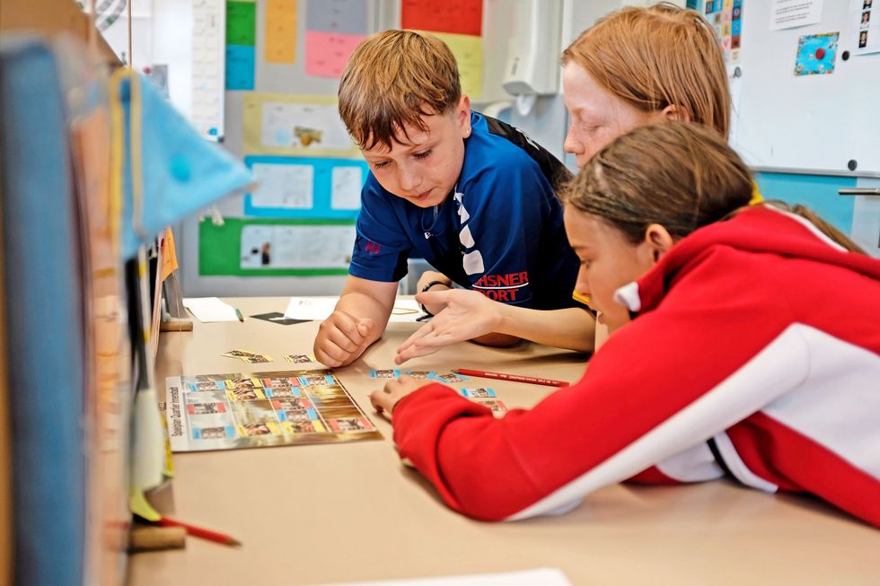 Mittels eines Brettspiels lernen Kinder zusammen eine Stadt zu planen.