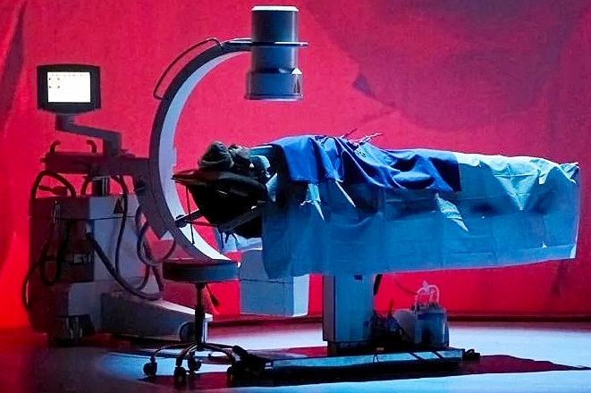 Das Bühnenbild für das Stück «Kranke Hunde» stellt einen Operationssaal dar.