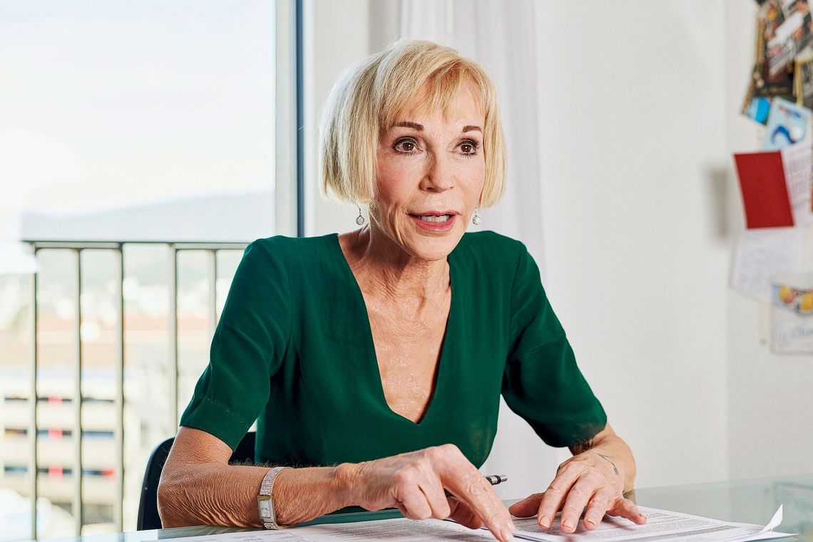 Margrit Stamm sitzt vor dem Fenster und redet.