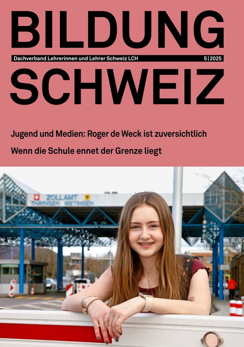 Das Cover der 5. Ausgabe 2025 von Bildung Schweiz zeigt eine Jugendliche, die sich auf einen Schlagbaum stützt. Im Hintergrund befindet sich ein Zollhaus.