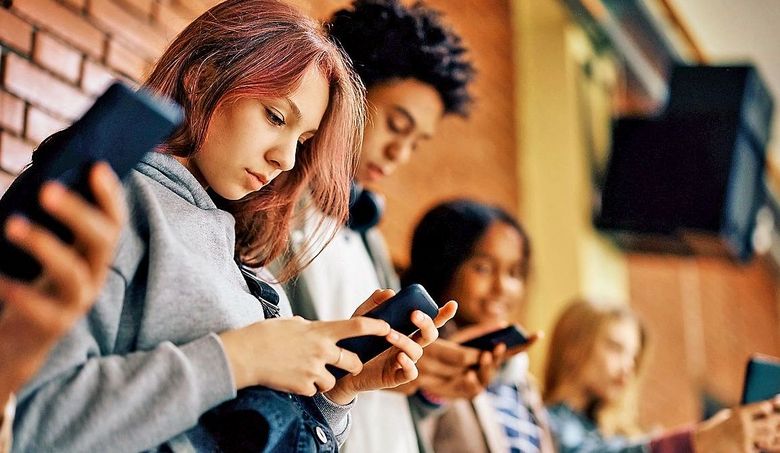 Eine Gruppe jugendlicher ist am Smartphone