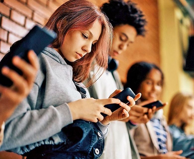 Eine Gruppe jugendlicher ist am Smartphone