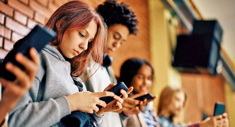 Eine Gruppe jugendlicher ist am Smartphone