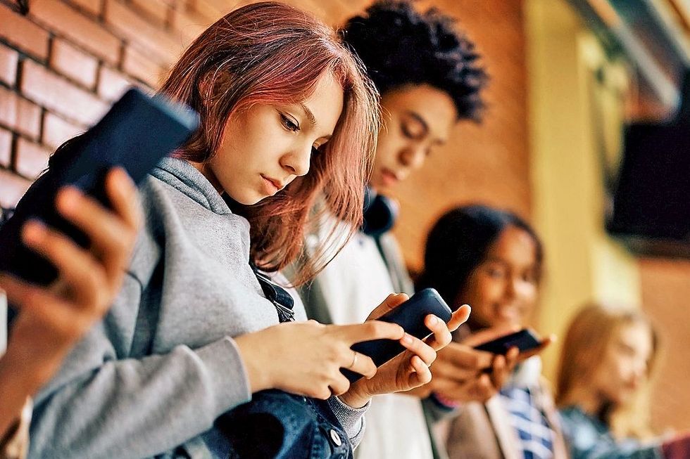 1500076836 Eine Gruppe jugendlicher ist am Smartphone