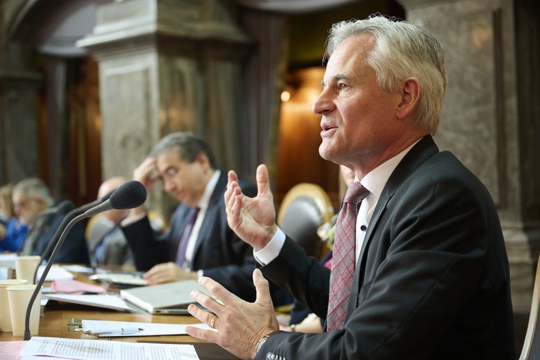 Matthias Müller, FDP-Ständerat aus dem Kanton Zug, redet von seinem Platz im Ständeratssaal aus in ein Mikrofon.