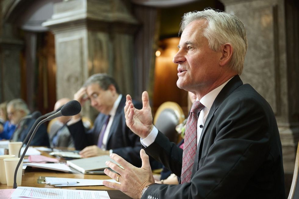 Matthias Müller, FDP-Ständerat aus dem Kanton Zug, redet von seinem Platz im Ständeratssaal aus in ein Mikrofon.