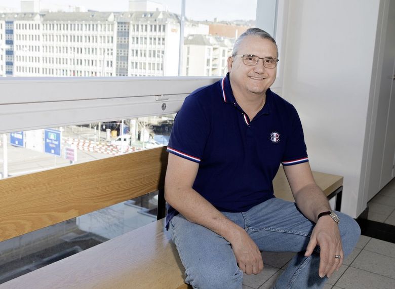 Marcel Eichenberger sitzt am Fenster. 