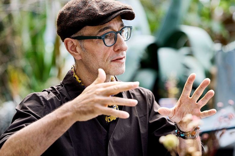 Buchautor Daniele Meocci gestikuliert im Gespräch.