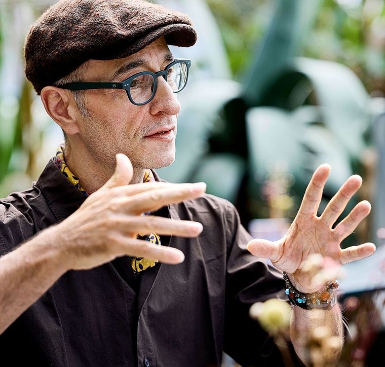 Buchautor Daniele Meocci gestikuliert im Gespräch.