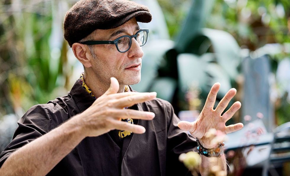 Buchautor Daniele Meocci gestikuliert im Gespräch.