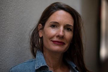 Chantal Plüss hat braune Haare und trägt roten Lippenstift.