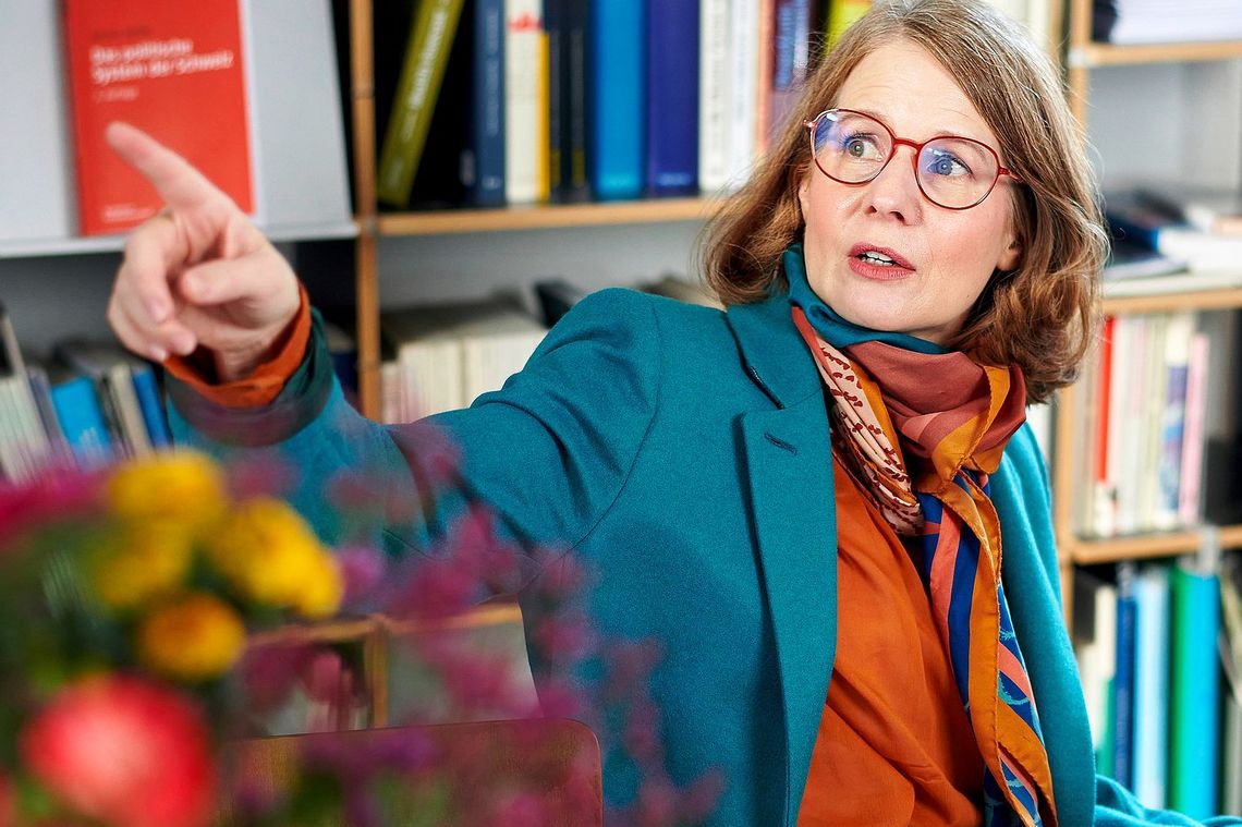 Sarah Bütikofer Sotomo Sarah Bütikofer zeigt auf etwas, das nicht im Bild ist.