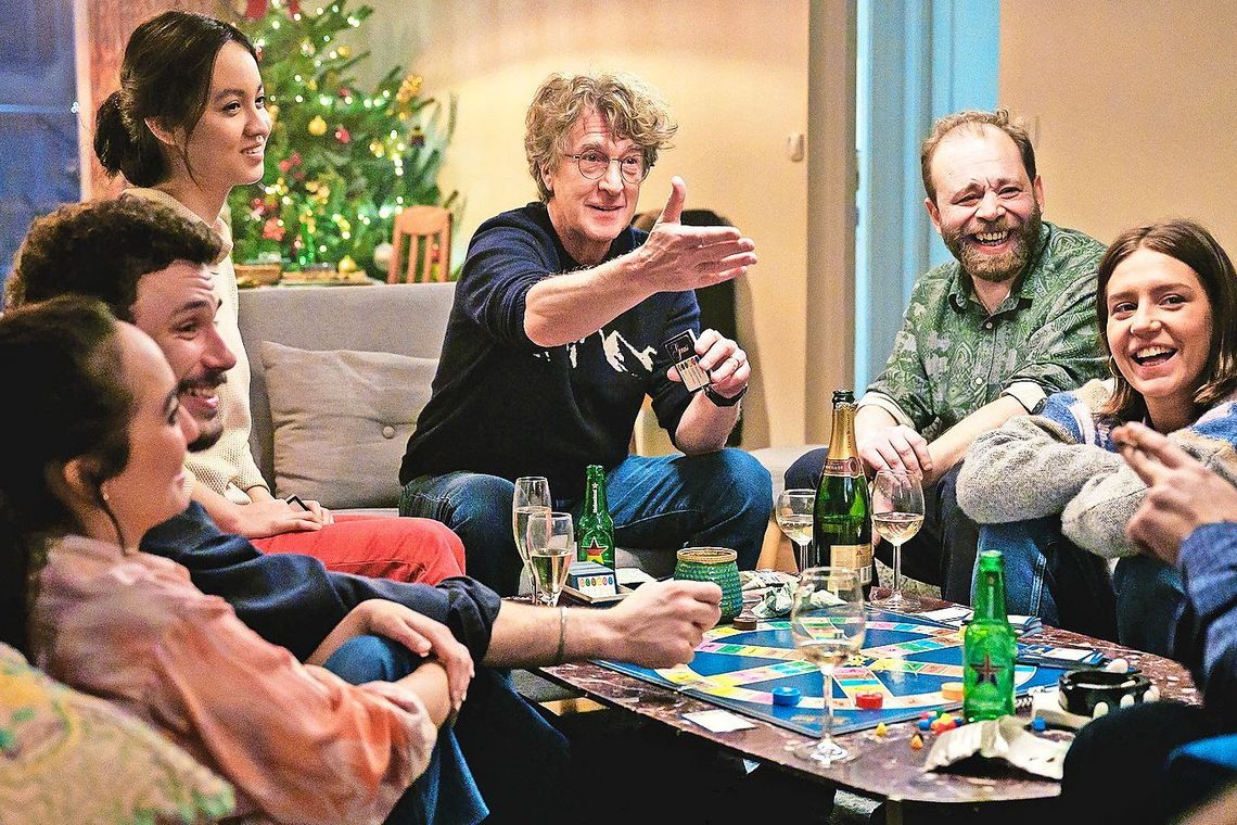 Das Team trifft sich in einem Wohnzimmer zum Feierabendbier.