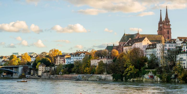 Blick über den Rhein auf das Basler Münster