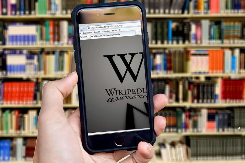 Mobiltelefon, auf dem die Wikipedia-Seite geöffnet ist.