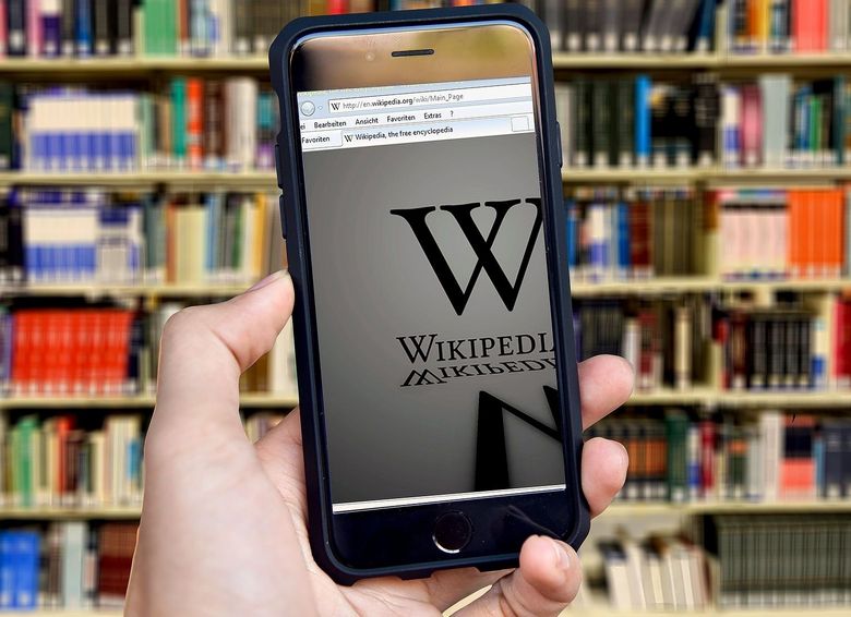 Mobiltelefon, auf dem die Wikipedia-Seite geöffnet ist.