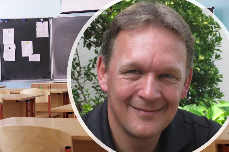 Bildmontage zeigt das Porträt eines Lehrers vor einem Klassenzimmer mit Wandtafel.