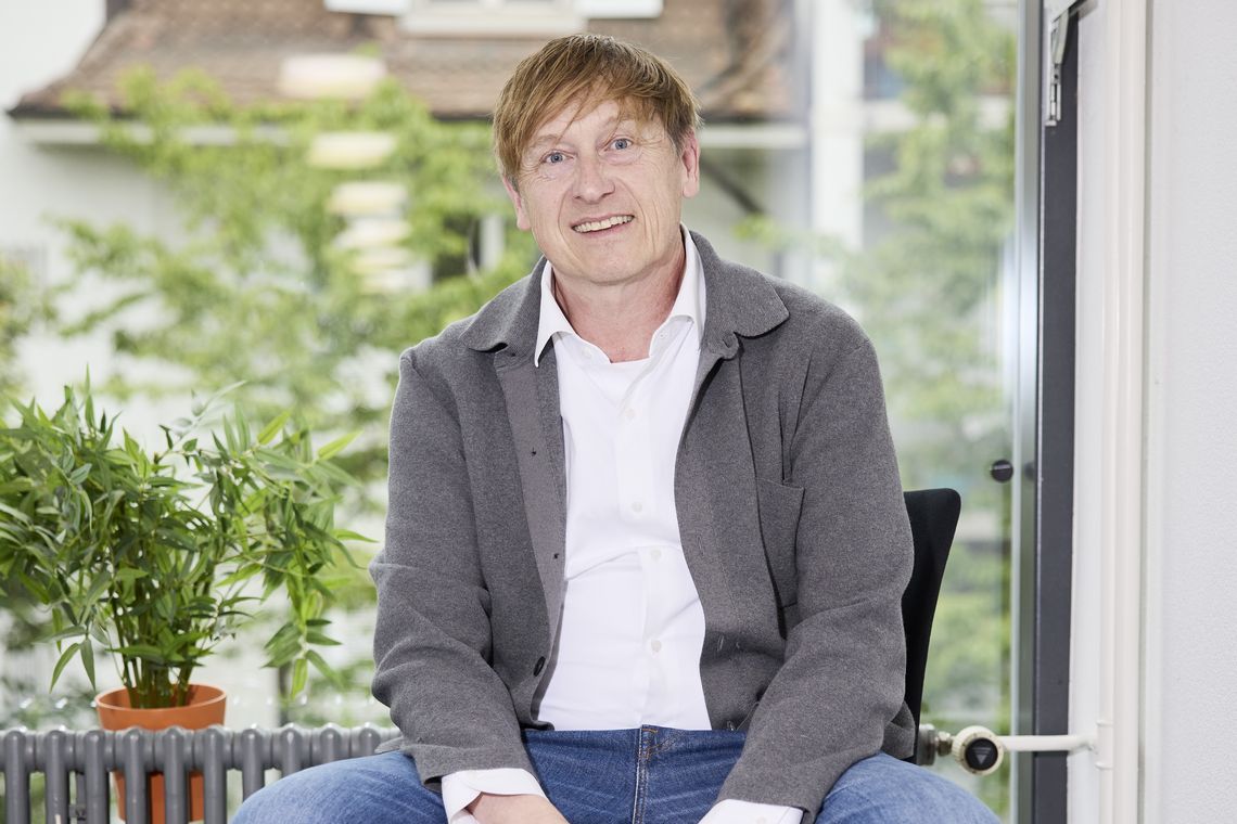 Preisüberwacher Stefan Meierhans schaut frontal in die Kamera und lächelt.