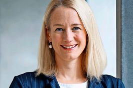 Frau mit blondem Haar.