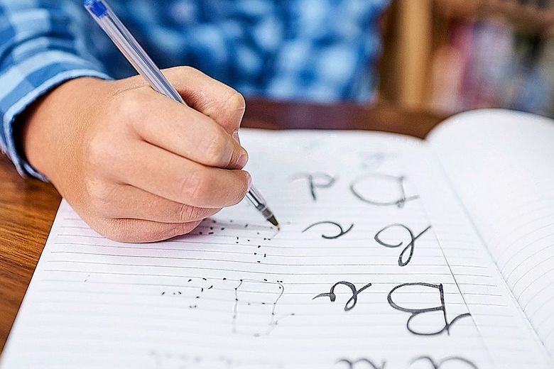 Kind lernt Schreiben