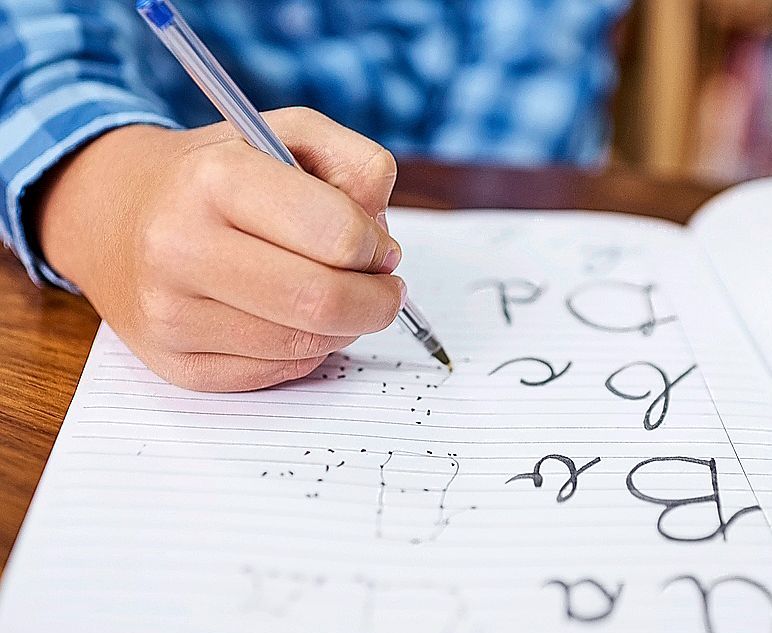 Kind lernt Schreiben