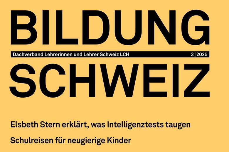 Das Cover der dritten Ausgabe 2025 von Bildung Schweiz zeigt ein Mädchen, das auf einer Leiter steht. Die Leiter ist an einen Baum angelehnt und das Mädchen schaut in ein Nest, das auf einem Ast liegt. Unter dem Nest am Baum ist die Puppe eines Zwergs sichtbar.