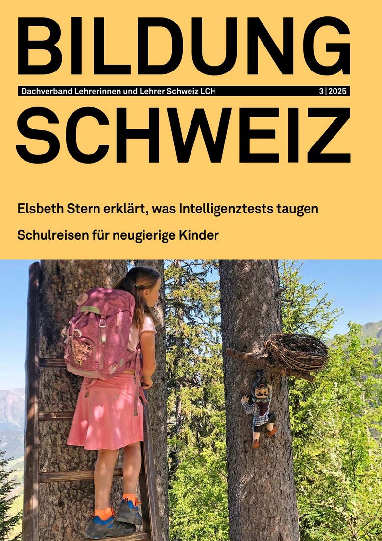 Das Cover der dritten Ausgabe 2025 von Bildung Schweiz zeigt ein Mädchen, das auf einer Leiter steht. Die Leiter ist an einen Baum angelehnt und das Mädchen schaut in ein Nest, das auf einem Ast liegt. Unter dem Nest am Baum ist die Puppe eines Zwergs sichtbar.
