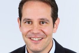 Mann mit dunklen Haaren.