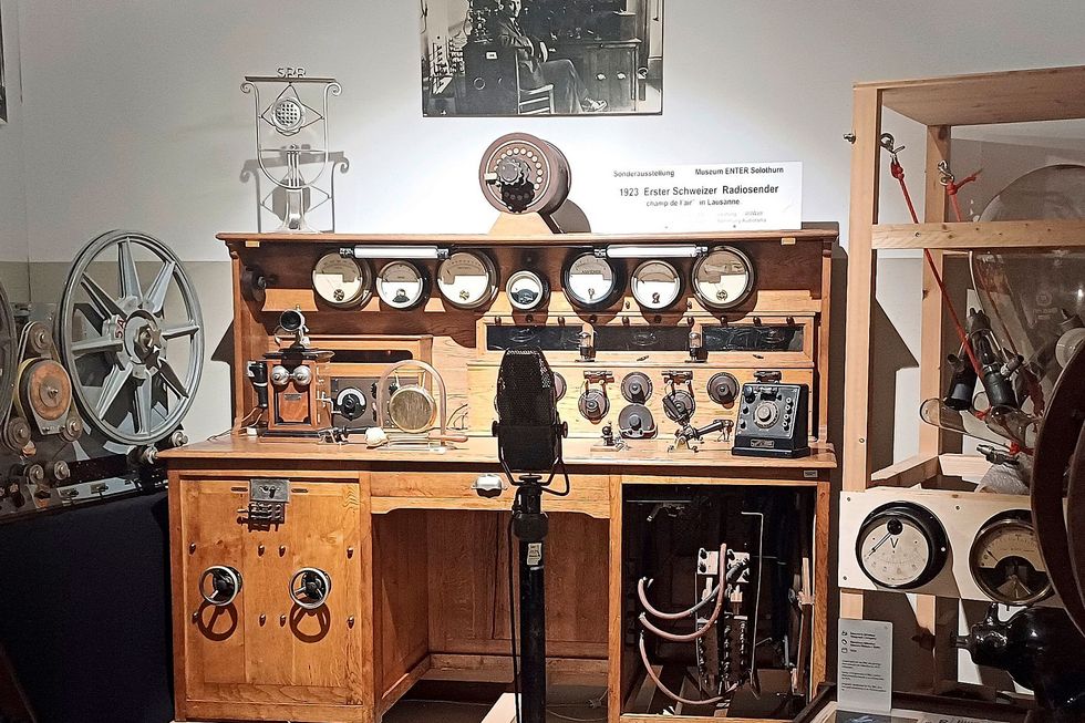 Dieses holzige Möbel erinnert an einer Werkbank - es ist jedoch verkabelt und hat viele Schalter und Knöpfe.