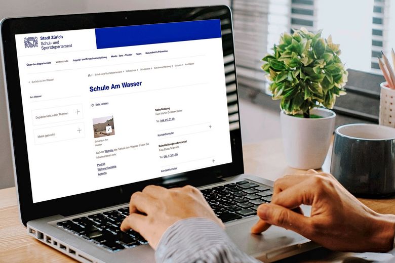 1341030083 Bildschirm, auf dem eine Schulwebsite zu sehen ist.