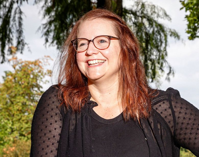 Eine lachende Frau im Grünen.