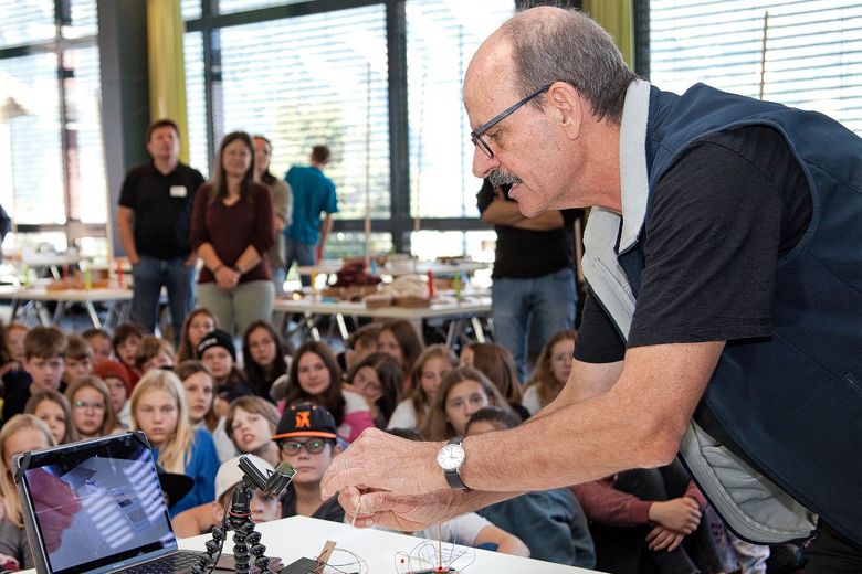Kinder schauen gebannt auf die Demonstration am Erfindetag.