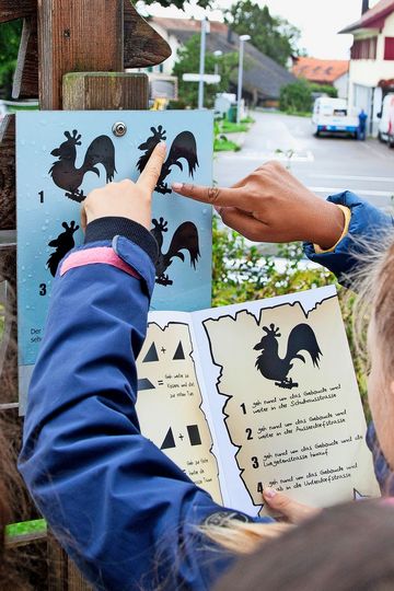 Kinder vergleichen die Silhouettten eines Hahns, um das Rätsel zu lösen.