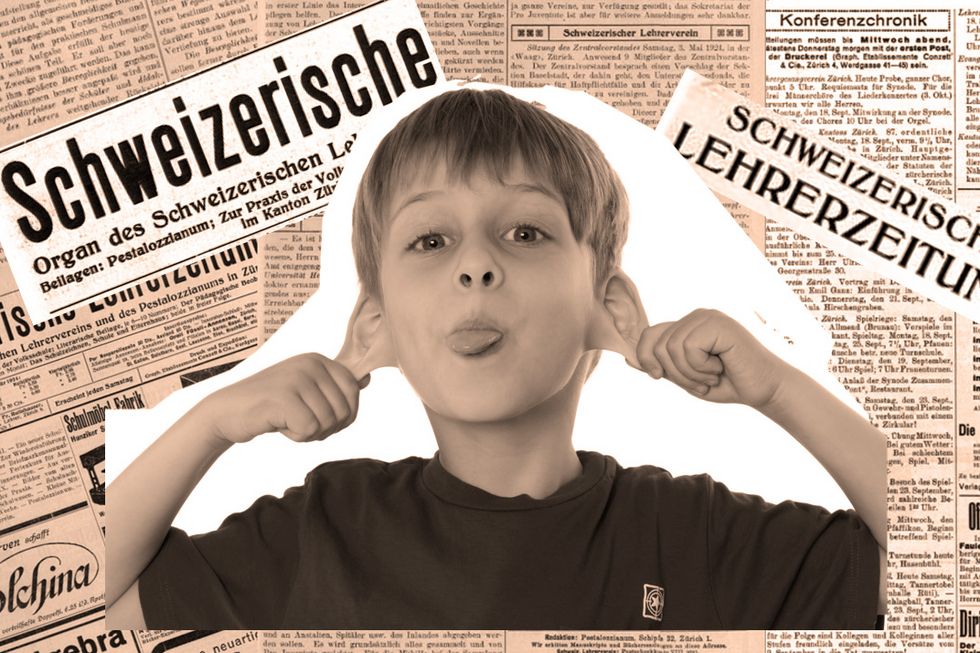 Ein vergilbtes Foto zeigt drei Kinder die auf einem Feldweg davonrennen.