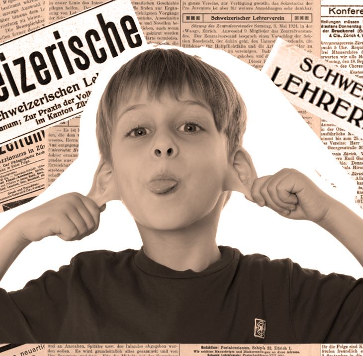 Ein vergilbtes Foto zeigt drei Kinder die auf einem Feldweg davonrennen.