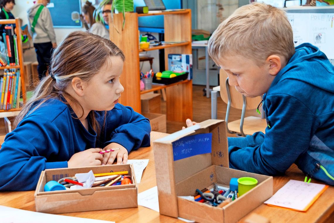 Kinder spielen.