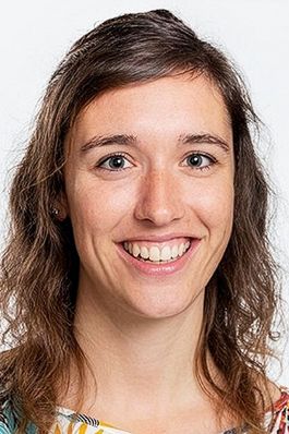 Frau mit langem braunem Haar.