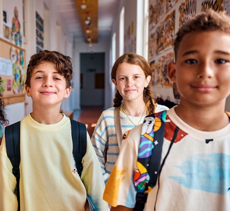 Kinder, die unterschiedlich aussehen.