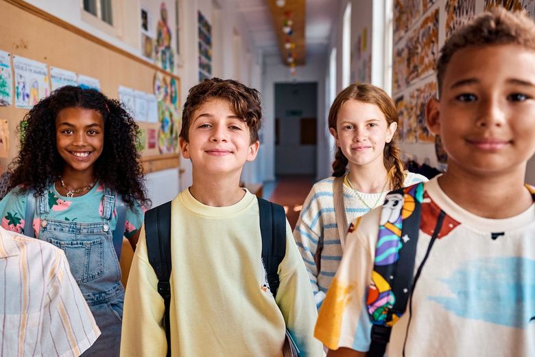 2218430963 Kinder, die unterschiedlich aussehen.