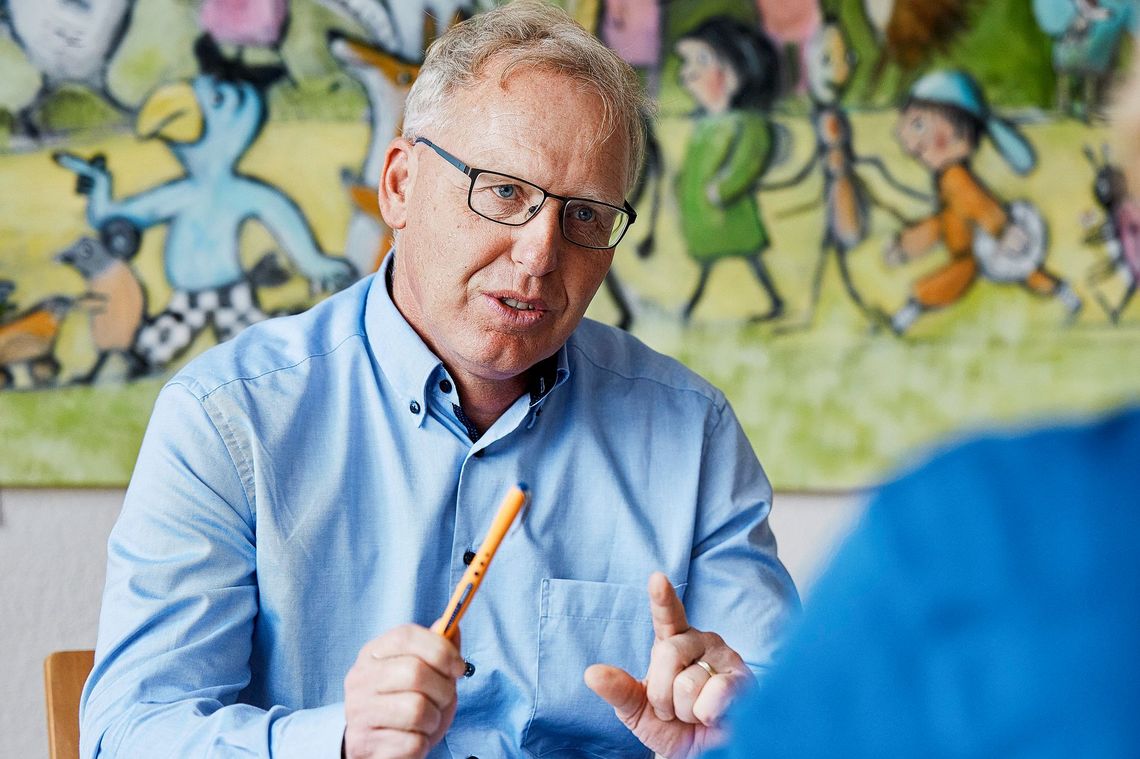 Michael Gerber erklärt etwas und gestikuliert mit den Händen.