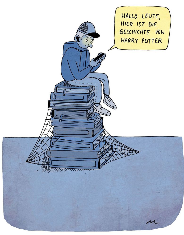 Ein Junge sitzt auf einem Haufen verstaubter Bücher und lässt sich vom Handy eine Geschichte vorlesen.