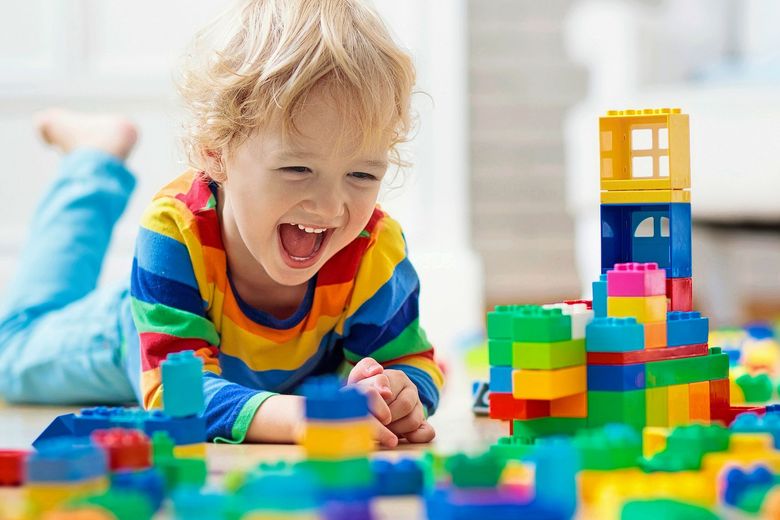 Kleinkind spielt und lacht.