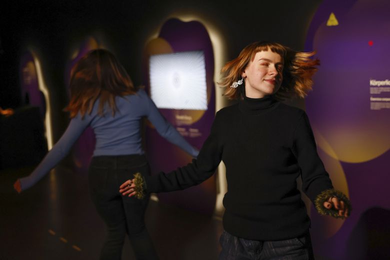 Rausch – Extase – Rush junge Frauen tanzen selbstvergessen