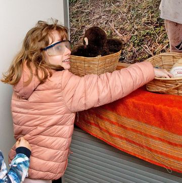 Ein Mädchen ertastet Objekte. Sie trägt eine Brille, welche die Sicht verschlechtert.